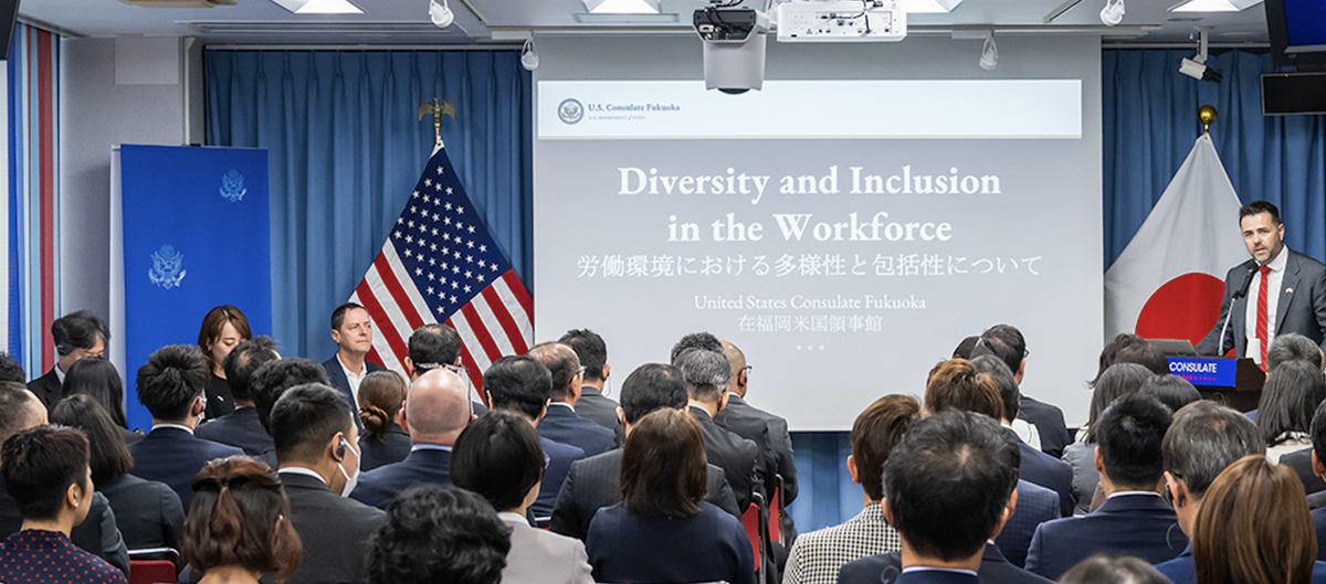 在福岡アメリカ領事館 登壇
